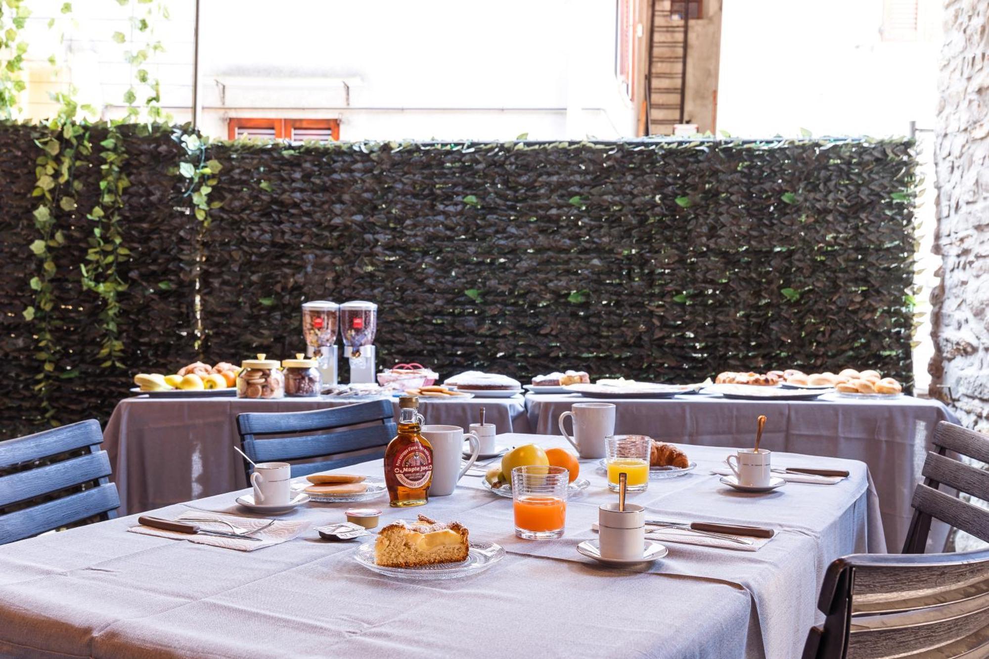 B&B La Corte And Home Restaurant - Free Parking - 10 Minutes To The Lake And Centre Tavernerio Exteriér fotografie